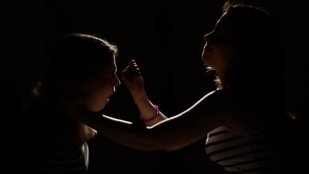 Due ragazze pettinando i capelli — Video Stock