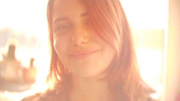 Aranyos teen lány portréja. Napos Tavasz Slowmo Indoors gyönyörű álmodozó hátsó lámpa, a naplemente. Puha alacsony kontraszt filter — Stock videók