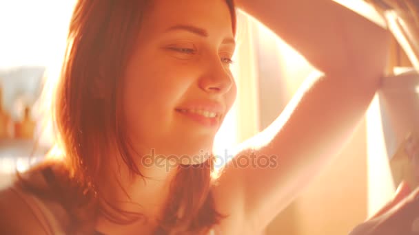 Retrato de bonito menina adolescente bonita. Dia de primavera ensolarado SLOWMO Interior bela luz traseira sonhadora do pôr do sol. Filtro de baixo contraste suave — Vídeo de Stock