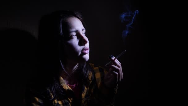 Bir sigara ile kızgın bir üzücü genç kız — Stok video