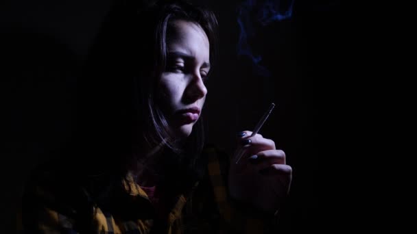 Ein wütendes trauriges Teenie-Mädchen mit einer Zigarette — Stockvideo