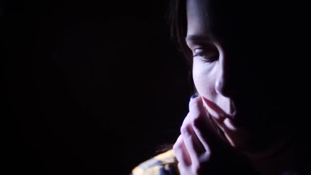 Malheureuse jeune fille triste. Concept de violence conjugale et d'abus. 60 à 24 ips UHD 