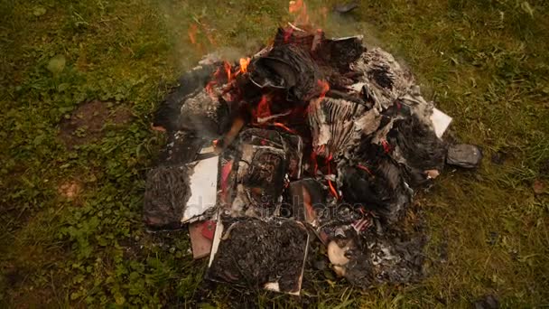 Brandende boeken in een vreugdevuur — Stockvideo