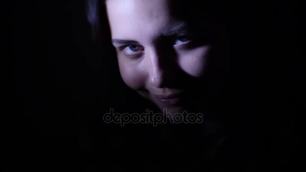 Adolescente s'amuser et faire des visages drôles, 4K UHD slowmo 