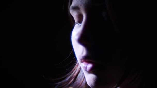 Ongelukkig triest tiener meisje. Huiselijk geweld en misbruik concept. 60 tot en met 24fps Uhd — Stockvideo