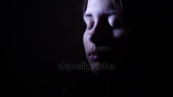 Adolescente s'amuser et faire des visages drôles, 4K UHD slowmo 