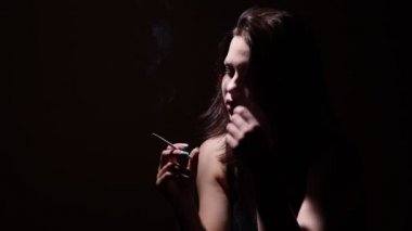 Bir sigara ile kızgın bir üzücü genç kız