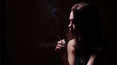Bir sigara ile kızgın bir üzücü genç kız