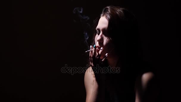 Een boos, verdrietig, tiener meisje met een sigaret — Stockvideo
