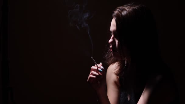Ένας θυμωμένος θλιβερή κορίτσι με ένα τσιγάρο — Αρχείο Βίντεο