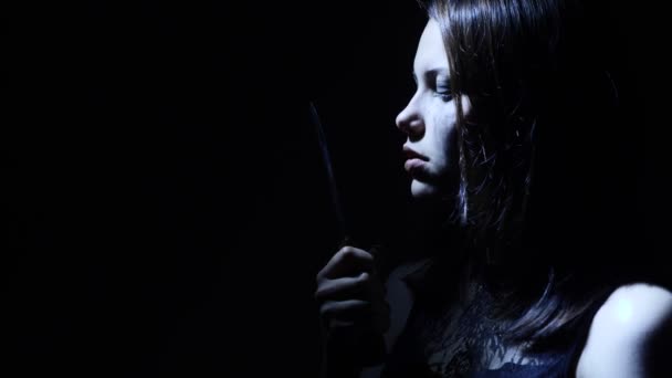 Retrato de un horror Halloween Scream inspirado adolescente con un cuchillo — Vídeo de stock