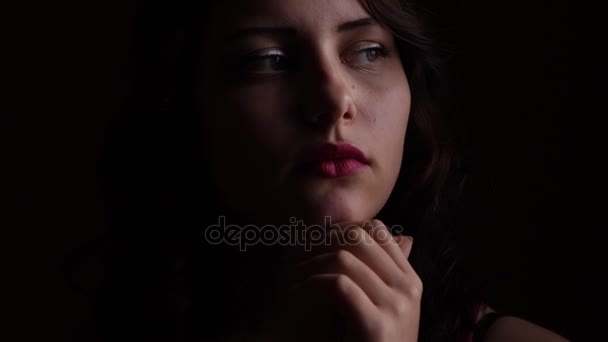 Triste adolescent fille penser à quelque chose .