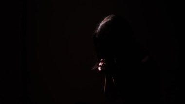 Umutsuz genç kız. Ergenlik sorunları. Acı ve keder