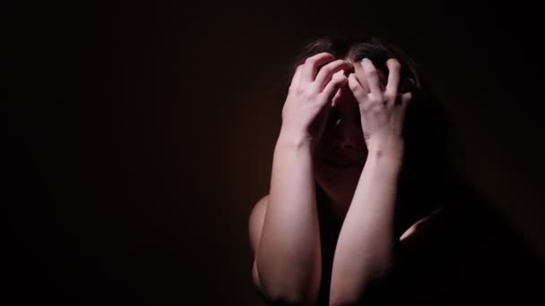 Une adolescente désespérée. Problèmes d'adolescence. Douleur et chagrin 