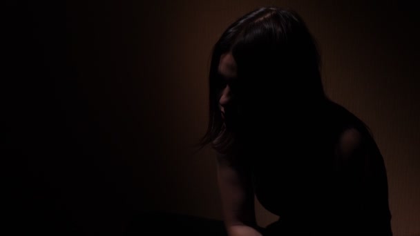 Une adolescente désespérée. Problèmes d'adolescence. Douleur et chagrin 