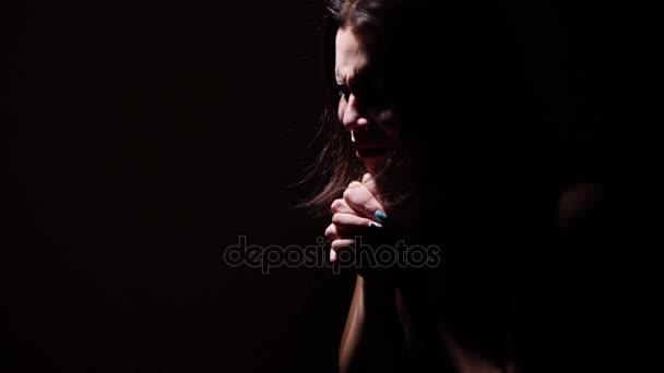 Une adolescente désespérée. Problèmes d'adolescence. Douleur et chagrin 