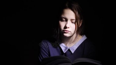 Genç kız gece kitap okumak