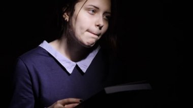 Genç kız gece kitap okumak