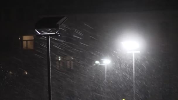 Nieve cayendo por la noche disparo en cámara lenta. temporada de invierno mal tiempo tormenta — Vídeo de stock