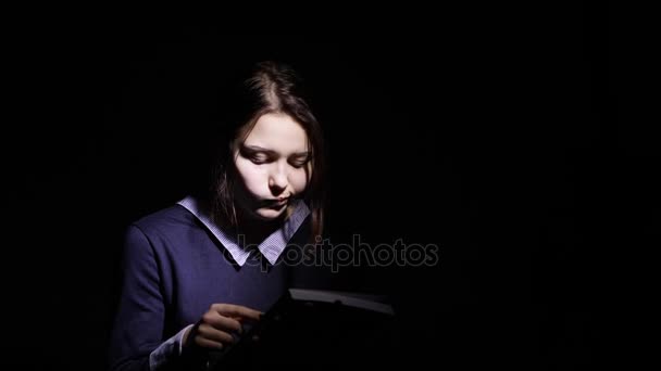 Adolescente chica leyendo libro en la noche — Vídeos de Stock