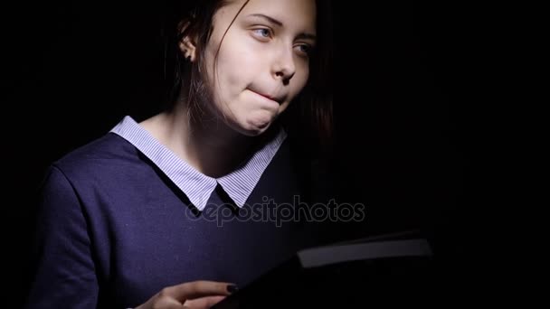 Teen ragazza lettura libro di notte — Video Stock