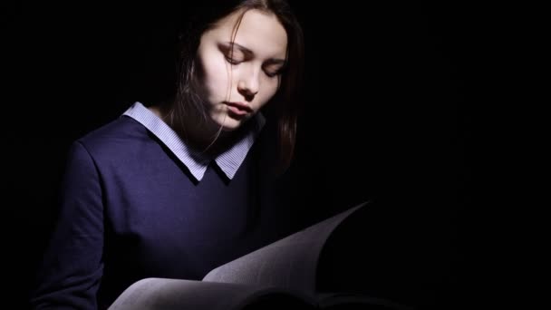 Adolescente chica leyendo libro en la noche — Vídeos de Stock