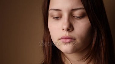 Bir kameraya bakarak ve surat sürpriz genç kız.