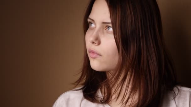 Sorprendido adolescente chica mirando a una cámara y haciendo caras . — Vídeos de Stock