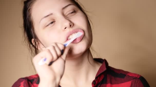 Девочка-подросток чистит зубы, 4K UHD — стоковое видео