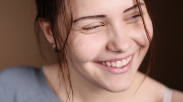 Emotionale glückliche Teenager Mädchen machen lustige Gesichter und Spaß haben. Ausdruck von Positivität und Freude. — Stockvideo