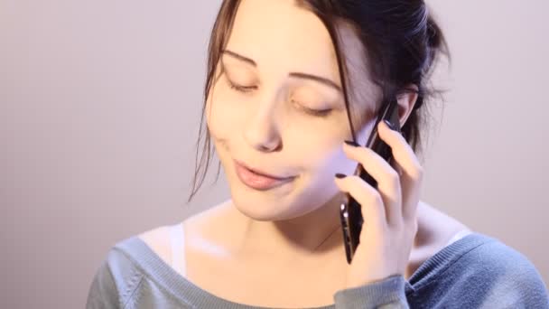 Tiener meisje praten via de telefoon — Stockvideo