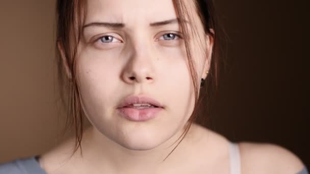 Portrét zamyšlený usmívající se dospívající dívky 4k Uhd — Stock video