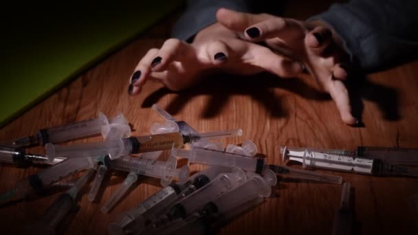 Koncept zneužívání drog injekční stříkačka — Stock video
