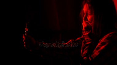 Haç karanlıkta korkan genç kız.