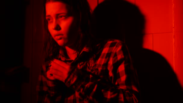 暗闇の中で恐れている十代の少女. — ストック動画