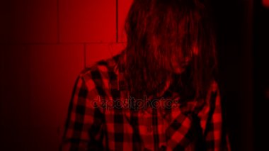 Haç karanlıkta korkan genç kız.