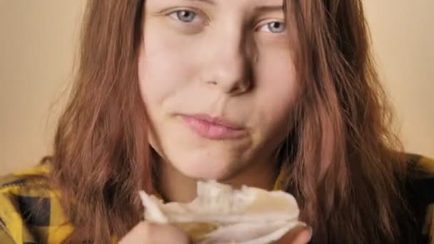 Mujer joven comiendo naranja, pomelo, limón 4K UHD — Vídeos de Stock