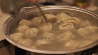 Kaynar suda pişirme hamur tatlısı. Et köfte