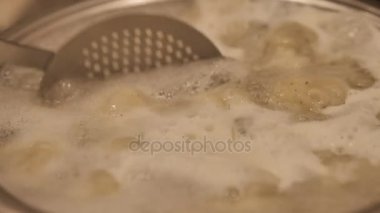 Kaynar suda pişirme hamur tatlısı. Et köfte