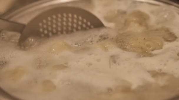 Dumpling cocinar en agua hirviendo. Albóndigas de carne — Vídeo de stock