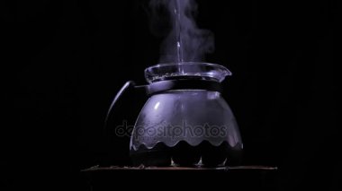 Sıcak su bir çaydanlık dökme.