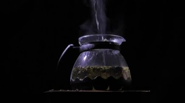 Sıcak su bir çaydanlık dökme.