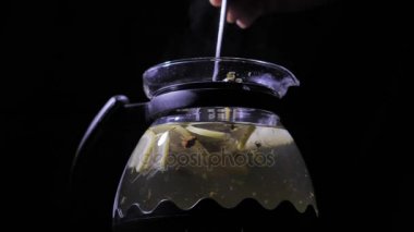 Çaydanlık sıcak bir çay ile. Limon kar fırtınasında bir çaydanlık.