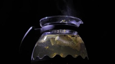 Çaydanlık sıcak bir çay ile. Limon kar fırtınasında bir çaydanlık.