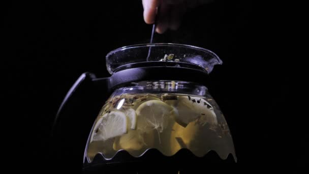 Teapot with a hot tea. Lemon blizzard in a teapot. — Stock Video