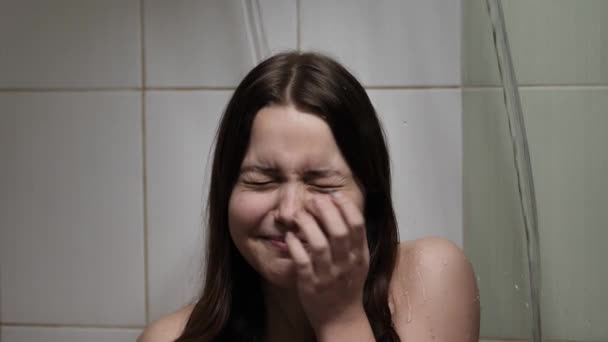 Mujer joven duchándose, lavando el cabello y divirtiéndose. Movimiento lento, salpicadura de agua — Vídeo de stock