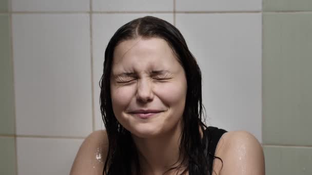 Ung kvinna tar dusch, tvätta håret och ha roligt. Slow motion — Stockvideo