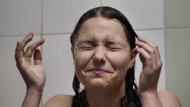 Jovem tomando banho, lavando o cabelo e se divertindo. Movimento lento — Vídeo de Stock