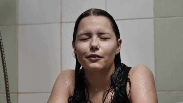 Mujer joven duchándose, lavando el cabello y divirtiéndose. Movimiento lento — Vídeos de Stock