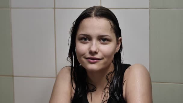 Mujer joven duchándose, lavando el cabello y divirtiéndose. Movimiento lento — Vídeo de stock